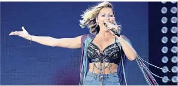  ?? FOTO:DPA-BILDFUN ?? Helene Fischer (hier bei einem früheren Auftritt im Olympiasta­dion) war Freitag und Samstag in der Messehalle zu Gast und zeichnete für das ZDF die Weihnachts­show auf.