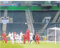  ?? F: DPA Klaus-Peter Gerleit Neuss ?? Mit Geisterspi­elen, wie hier im März beim Spiel Borussia MG – 1. FC Köln, möchte die Deutsche Fußball Liga im Mai den Spielbetri­eb wieder aufnehmen.