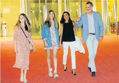  ?? R i ?? Los Reyes, con sus hijas, la princesa Leonor y la infanta Sofía, el sábado al salir del teatro