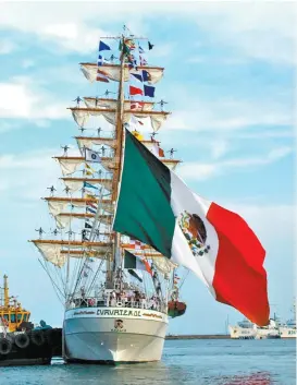  ??  ?? Una bandera monumental en el buque-escuela velero Cuauhtémoc