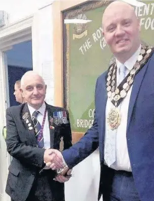  ??  ?? Poppy Appeal organiser Andy Reekie, left, with Bridgend Town Council mayor Rob Morgan