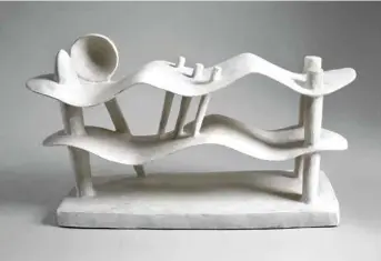  ?? (FONDATION ALBERTO ET ANNETTE GIACOMETTI, PARIS + ADAGP, PARIS) 2017) (SUCCESSION ALBERTO GIACOMETTI ?? Alberto Giacometti, «Femme couchée qui rêve», 1929, bronze peint, 23,5 x 42,6 x 14,5 cm.