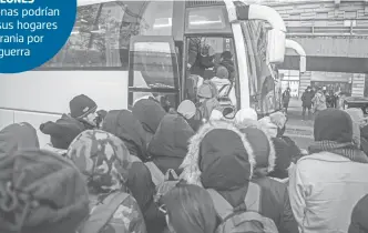  ?? ?? Decenas de ucranianos abordan un autobús con destino a Hungría