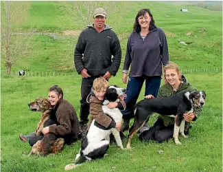  ?? PHOTOS: KATE TAYLOR/STUFF ?? Elsthorpe farmers Logie and Kate Laugesen with their children (left to right) Phoebe, 15, Jack, 9 and Maddy, 13.