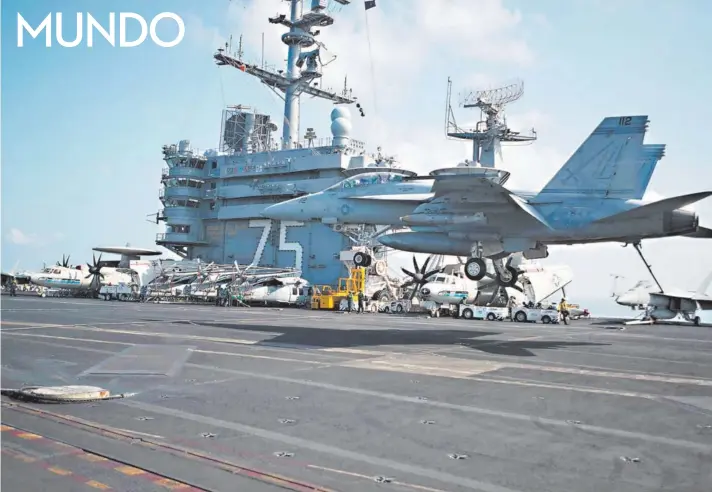  ??  ?? ► Vista del portaavion­es USS Harry Truman durante operacione­s en el Golfo de Omán, en octubre de 2013.