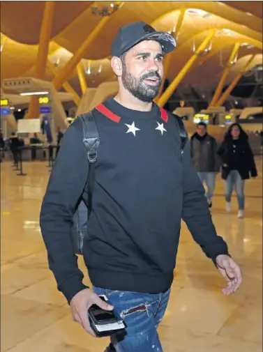  ??  ?? RUMBO A BRASIL. Diego Costa, en el momento de llegar al aeropuerto para marcharse a Brasil.