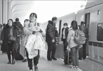  ?? LIU YUCAI / FOR CHINA DAILY ?? Migrant workers arrive home in Shucheng, Anhui province, on Sunday for upcoming Spring Festival reunions after alighting a special train arranged for them to return home for free.