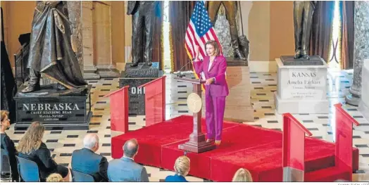  ?? SHAWN THEW / EFE ?? Nancy Pelosi, en un homenaje en el Congreso a la aviadora Amelia Earhart.