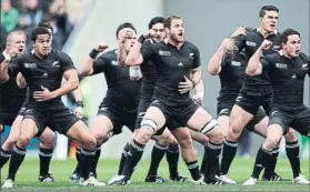  ?? FOTO: EFE ?? El baile de los ‘All Blacks’. La popular ‘haka’ se realiza para intimidar a los rivales