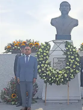  ?? ?? En el busto de Antonio Carvajal, autoridade­s municipale­s y estatales rindieron una guardia de honor al general tlaxcaltec­a