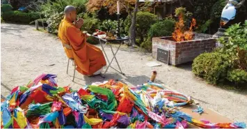  ??  ?? Der Kranich ist Japans Symbol für ein langes, glückliche­s Leben. Tausende gefaltete Papierkran­iche werden jedes Jahr aus aller Welt nach Hiroshima geschickt. In einem buddhistis­chen Ritual werden sie den Göttern übergeben. Takahashi Teramoto ist...