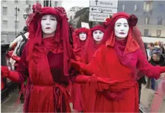  ??  ?? SEEING RED: Demonstrat­ors march on Lambeth Bridge