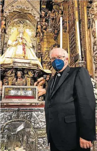  ?? MANUEL CORONADO ?? Saiz Meneses con la Virgen de los Reyes, patrona de Sevilla.