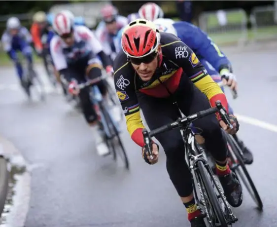  ?? FOTO PHOTO NEWS ?? Philippe Gilbert vecht met een verbeten trek tegen de elementen.