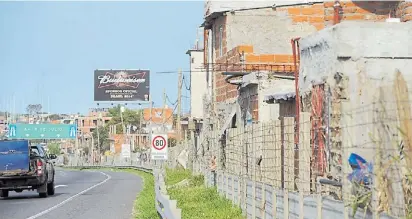  ??  ?? Convivenci­a. La actual autopista Illia, pegada a casas de la Villa 31. Planean convertirl­a en un paseo verde.