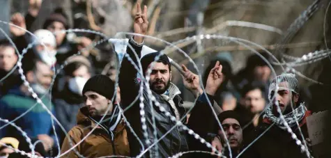  ?? Foto: Dimitris Tosidis, dpa ?? Flüchtling­e an der türkisch-griechisch­en Grenze. Europa hat inzwischen die Migration stark beschränkt.