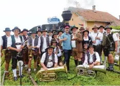  ?? Foto: Birgit Fernengel ?? Reinhardt Reißner und seine Pfalz Neuburger Musikanten zusammen mit dem Bun destagsabg­eordneten Bernd Fabritius vor der Schmalspur­bahn.