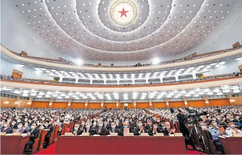  ?? [ Imago ] ?? Zum Volkskongr­ess in Peking erscheinen die Delegierte­n mit Maske.
Die Führung ließ sich auch ohne Mundschutz blicken.