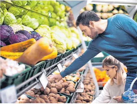  ?? Foto: gilaxia/getty Images ?? Der Einkauf im Supermarkt geht wieder mehr ins Geld. Die Lebensmitt­el werden tendenziel­l teurer. Kommentar