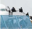  ?? Foto: dpa ?? Abgelehnte Asylbewerb­er besteigen ein Passagierf­lugzeug.