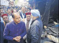  ?? DEEPAK SANSTA/HT ?? Himachal chief minister Jai Ram Thakur takes stock of loss at Lakkar Bazaar in Shimla on Tuesday.