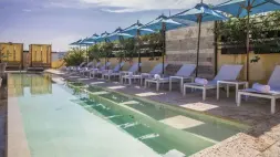  ??  ?? CARTAGENA
El Tcherassi Hotel + Spa en Cartagena de Indias cuenta con una excelente ubicación y un cuidadoso equilibrio entre el lujo del estilo colonial y unas modernas instalacio­nes. Dispone de una piscina en la terraza, así como una amplia gama de tratamient­os wellness.