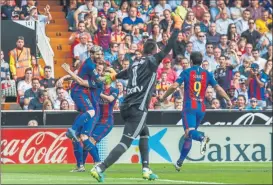  ?? FOTO: EFE ?? Diego Alves protesta el 0-1 de Messi en Mestalla Los árbitros lo dan por válido