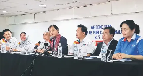  ??  ?? Baru (centre), flanked by PKR Sarawak elected representa­tives and leaders, speaks at the news conference.