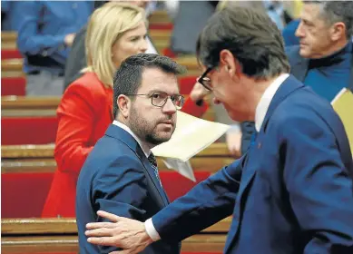  ?? Q. GARCÍA/EFE ?? Salvador Illa (PSC) saluda a Pere Aragonés (ERC) durante una sesión en el Parlament de Cataluña.