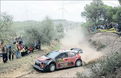  ?? XAVI JURIO ?? El Citroën de Craig Breen traza a metro y medio de los espectador­es en el tramo La Fatarella-Vilalba