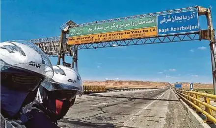  ??  ?? Mohd Alfishahri­n Zakaria and Diana Latief at the border crossing to Azarbaijan.