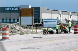  ?? CORNELIUS FROLIK / STAFF ?? Constructi­on continues on a new hangar at the Dayton Internatio­nal Airport. On Wednesday, the Dayton City Commission approved two developmen­t agreements.