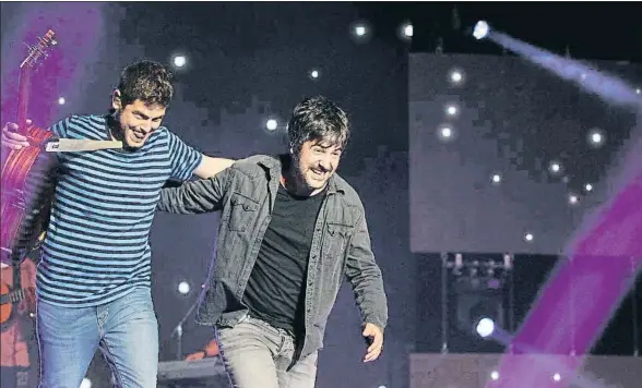  ?? VÍCTOR LERENA / EFE ?? Los hermanos José y David Muñoz, en un concierto que ofrecieron en el Palacio de los Deportes de Madrid el pasado mes de marzo