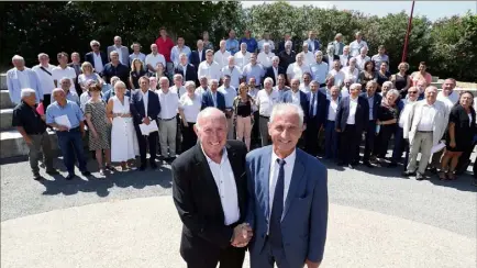  ?? (Photo Philippe Arnassan) ?? Jean-Pierre Véran passe le relais à Hubert Falco, pour présider l’associatio­n des maires du Var.