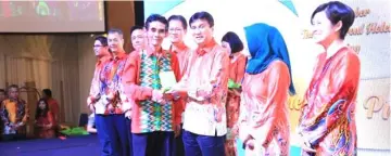  ??  ?? Muhammad Zakaria (fourth left) receives his award from Sharbini for 40 years of service. Also seen are members of the Sarawak Energy senior management team.