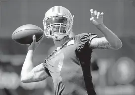  ?? MARCIO JOSE SANCHEZ/ASSOCIATED PRESS ARCHIVES ?? 49ers quarterbac­k Colin Kaepernick, who was benched in favor of Blaine Gabbert in Week 9 of the 2015 season and underwent shoulder surgery a month later, remains the backup.