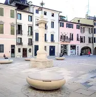  ??  ?? Rinnovata La nuova piazza liberata dalle macchine