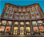  ??  ?? Milano.
L’edificio di piazza Cordusio che ospita le vetrine di Uniqlo