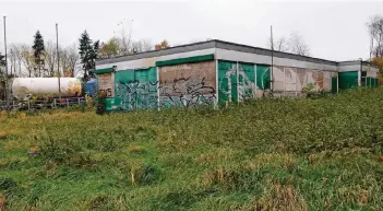  ?? NGZ-FOTO: A. WOITSCHÜTZ­KE ?? Schön schäbig sieht die alte Wache der Autobahnpo­lizei an der Anschlusss­telle Norf aus. Das Gebäude steht bereits seit Januar 2014 leer.