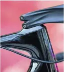  ??  ?? Le capot de la douille de direction est profilé et intègre très bien la potence au cadre. Les bagues sont elles aussi travaillée­s pour une esthétique parfaite de l’avant du vélo.