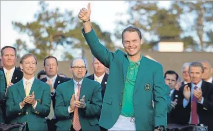  ?? DAVID CANNON / AFP ?? El británico Danny Willett es el primer europeo en vestir la ‘green jacket’ desde José María Olazábal