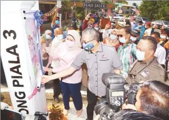  ?? — Photo by Muhammad Rais Sanusi ?? Fadillah and Sharifah Hasidah, on his right, jointly unveil a Merdeka@Komuniti banner at the event.