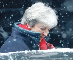  ??  ?? THERESA MAY. Entre la tormenta que cubre Londres y la del Brexit.