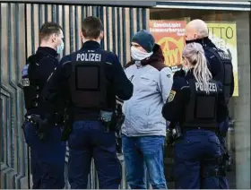  ?? ?? Robert Andres (33, Pro Chemnitz, M.) am 16. Dezember 2020 im Gespräch mit Polizisten vor der Stadthalle Chemnitz.