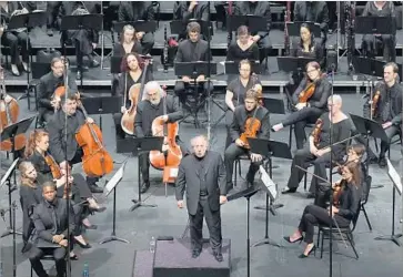  ?? Wally Skalij Los Angeles Times ?? JEFFREY KAHANE addresses audience during his penultimat­e weekend concert as LACO music director.