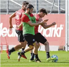  ?? Foto: Roland Geier ?? Hofft auf seinen ersten Einsatz für den FCI im heutigen Match gegen Erzgebirge Aue: Neuzugang Christian Träsch (vorne).