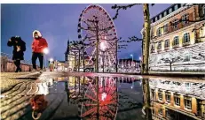  ?? RP-FOTO: ANNE ORTHEN ?? Mit dem rot erleuchtet­en Riesenrad am Burgplatz macht Oscar Bruch auf die schwierige Situation der Schaustell­er aufmerksam.