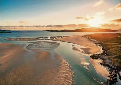  ??  ?? Sieht aus wie die Karibik, ist aber Schottland. Die Insel „Lewis and Harris“hat kilometerl­ange Sandstränd­e.