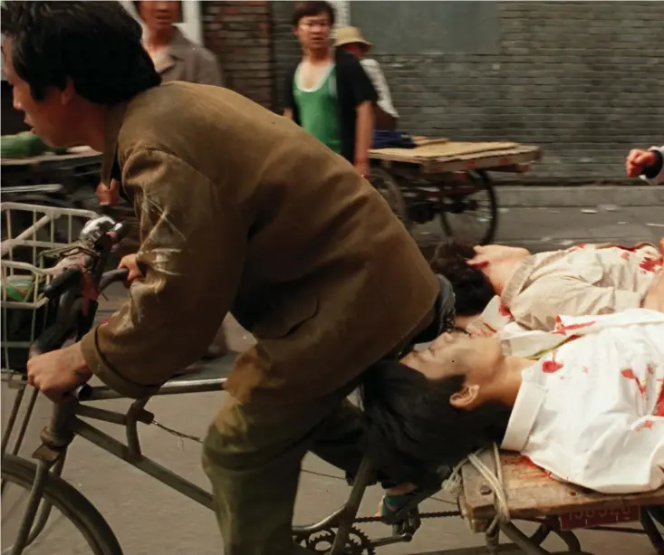  ??  ?? Många av de som skadades under massakern på Himmelska fridens torg i Peking 1989 fördes till sjukhus av meddemonst­ranter på cykel. Än i dag är det oklart hur många som miste livet i den kinesiska militärens angrepp på demonstrat­ionen, men tusentals tros ha
dödats eller skadats.