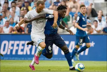  ?? (Photo AFP) ?? Valère Germain est submergé par la vague bleue et le stade Vélodrome boit la tasse...